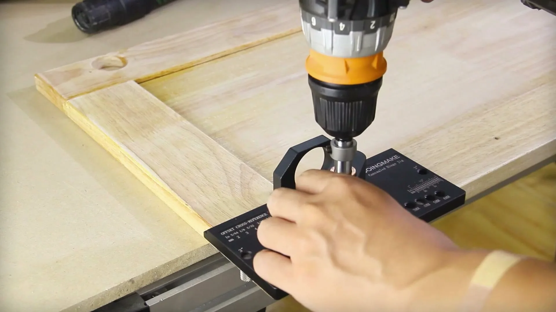 A 35 mm hinge cup bored through a GOINGMAKE hinge jig into a cabinet door.